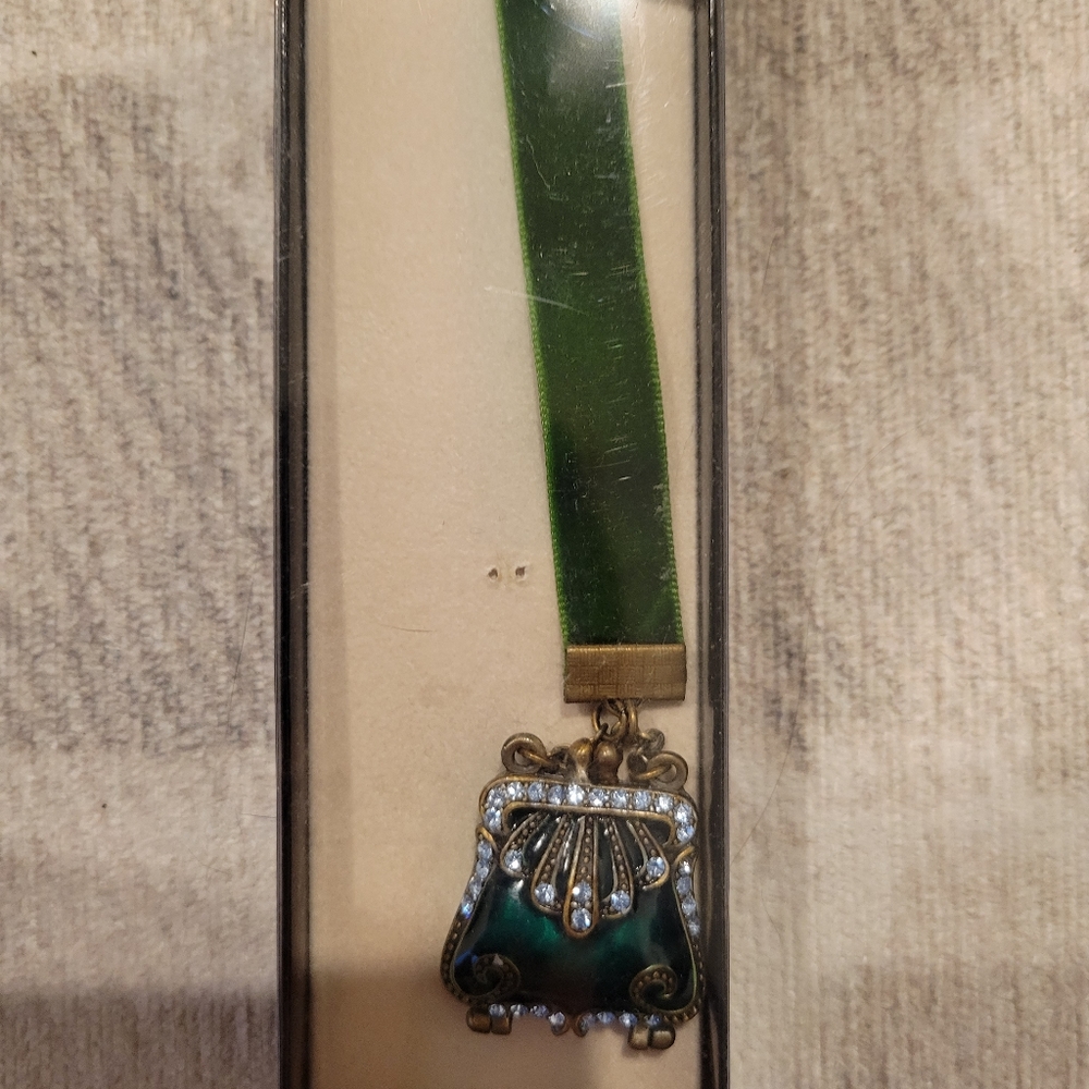 Unique working purse velvet bookmark